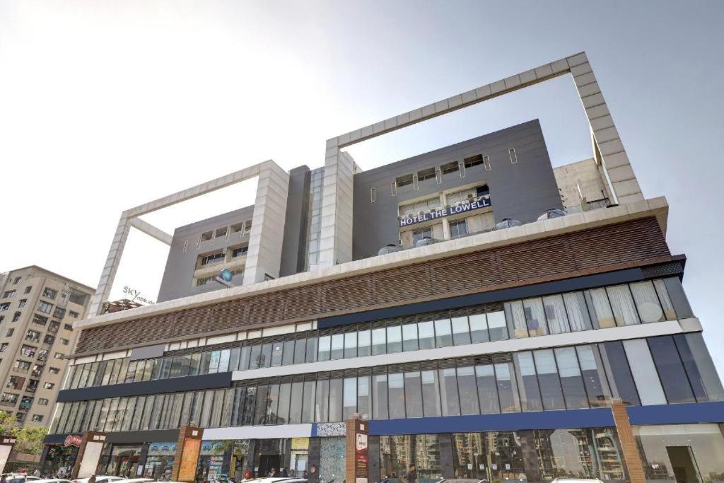 Hotel The Lowell Surat Exterior foto